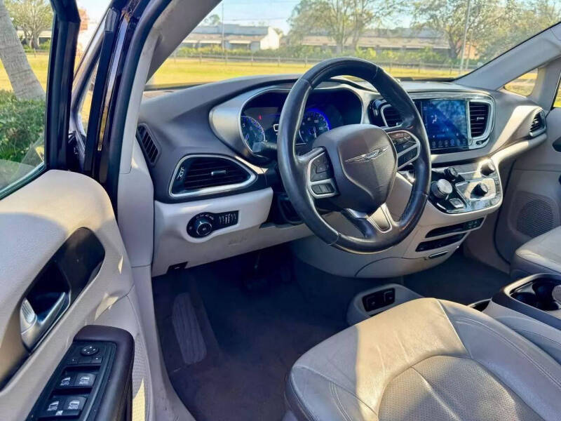 2017 Chrysler Pacifica Touring-L Plus