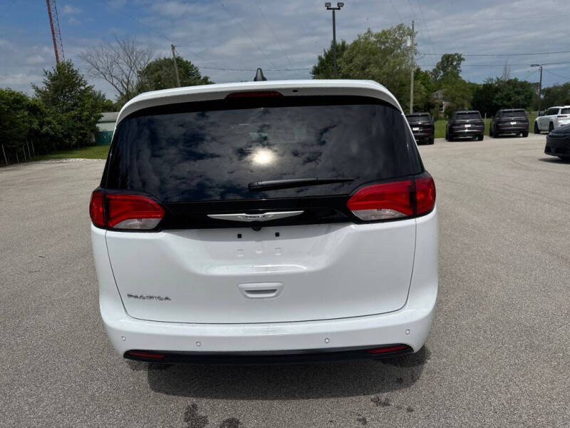 2027 Chrysler Pacifica LX