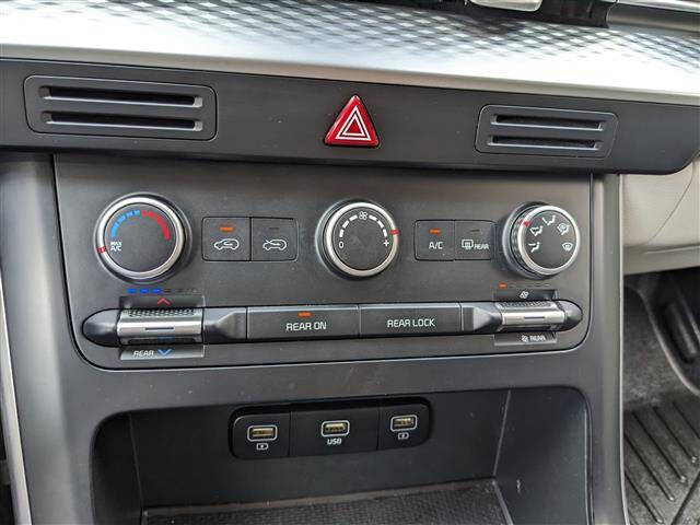 2023 Kia Carnival LX