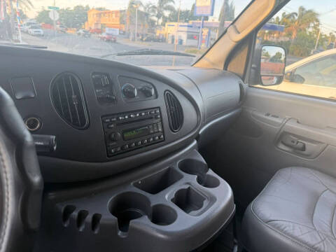 2004 Ford E-Series E-150 Chateau