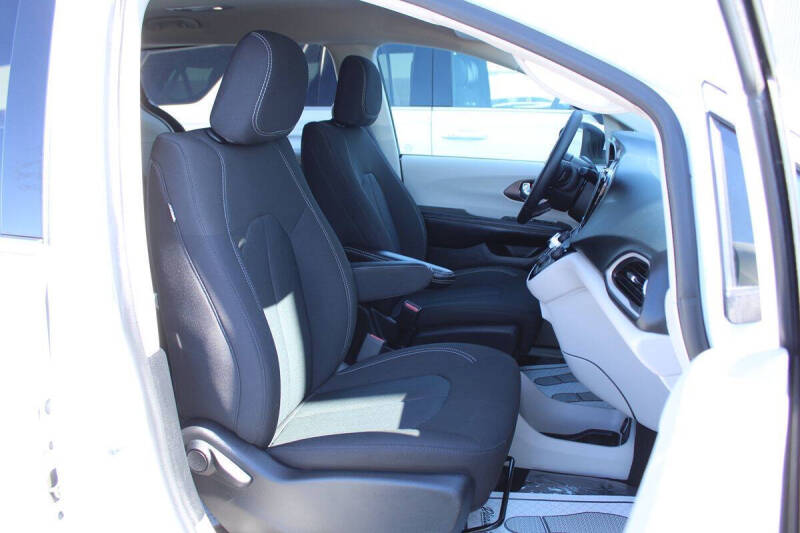 2022 Chrysler Voyager LX