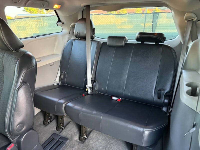 2014 Toyota Sienna SE 8-Passenger