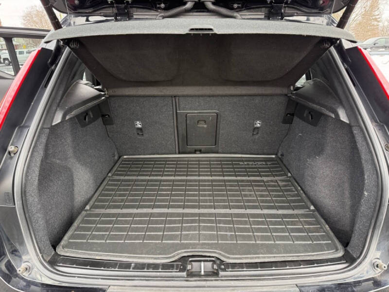 2022 Volvo XC40 T5 Momentum