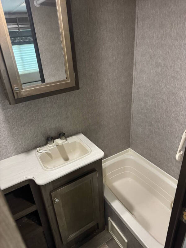 2020 COLEMAN LIGHT 1605FB
