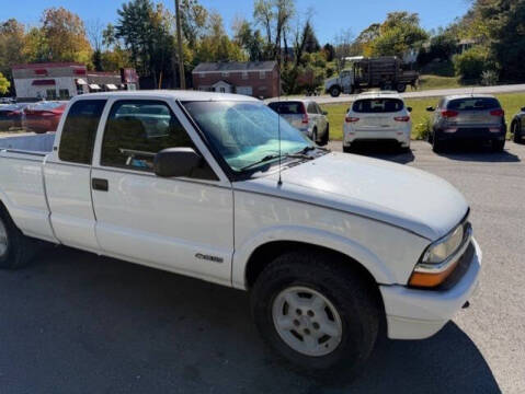 2000 Chevrolet S-10 LS Wide Stance