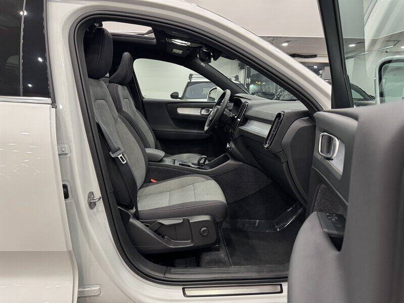 2025 Volvo XC40 B5 Core Bright Theme