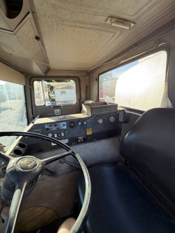 1981 Mack MC606P