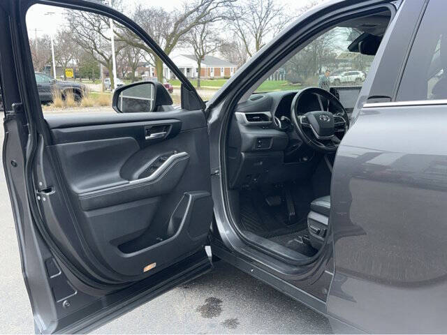 Used 2024 Toyota Highlander XLE with VIN 5TDKBRCH1RS605759 for sale in Madison, WI