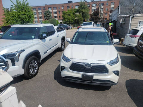 2020 Toyota Highlander for sale at OFIER AUTO SALES in Freeport NY