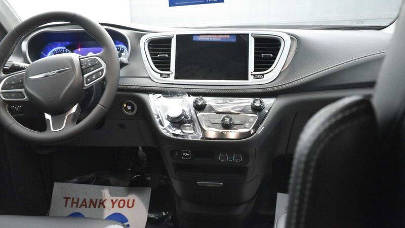 2025 Chrysler Pacifica Select