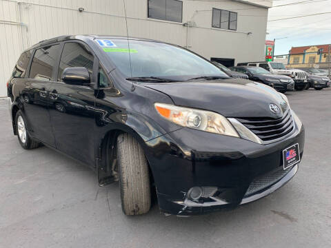 2013 Toyota Sienna LE 8-Passenger