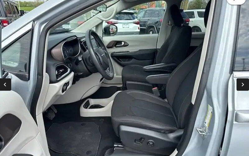 2022 Chrysler Voyager LX