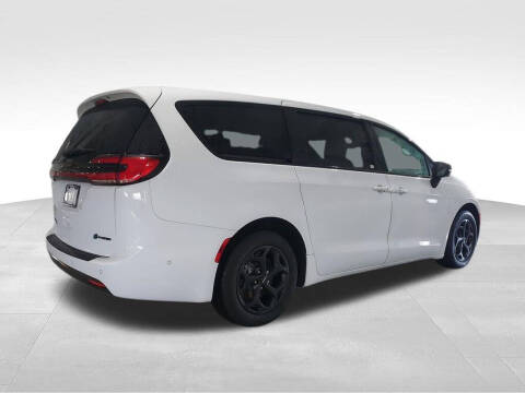 2024 Chrysler Pacifica Plug-In Hybrid Select