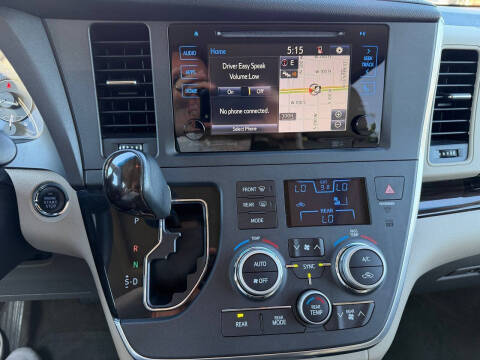 2017 Toyota Sienna XLE 8-Passenger