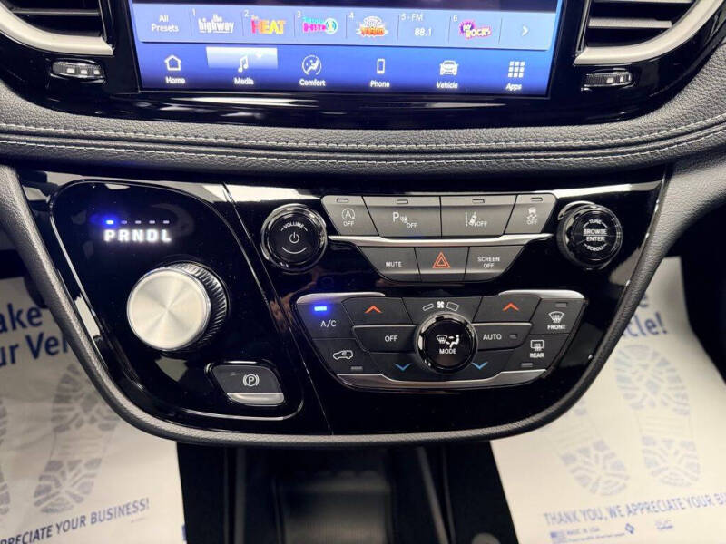 2027 Chrysler Pacifica Select