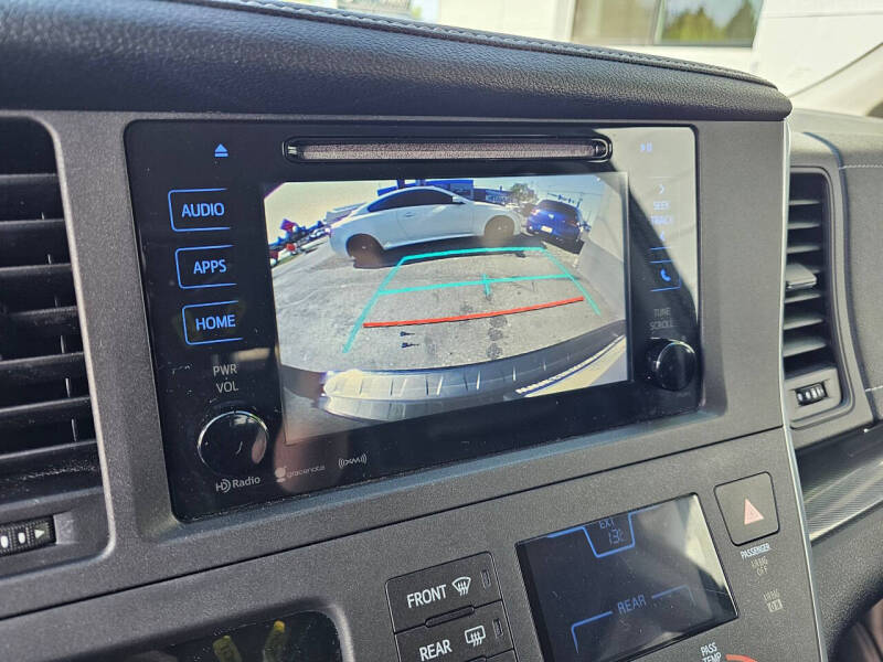 2017 Toyota Sienna SE 8-Passenger