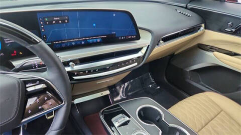 2025 Cadillac LYRIQ Luxury 3