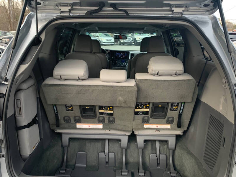 2016 Toyota Sienna XLE 7-Passenger Auto Access Seat