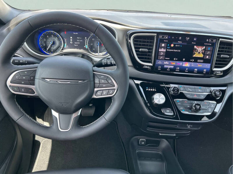2027 Chrysler Pacifica LX