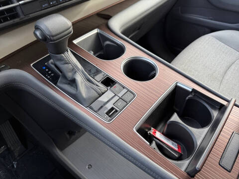 2022 Toyota Sienna LE 8-Passenger