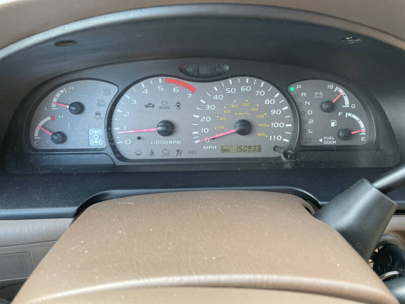 2004 Toyota Sequoia SR5