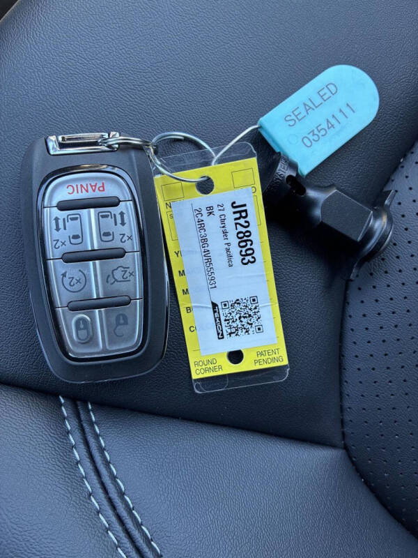 2027 Chrysler Pacifica Select