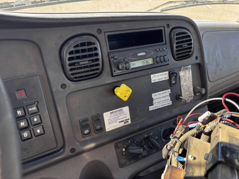 2004 Freightliner M2 106