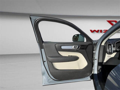 2022 Volvo XC40 T5 Momentum