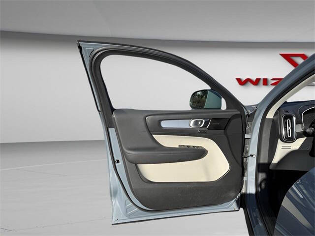 2022 Volvo XC40 T5 Momentum