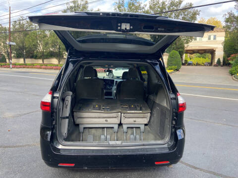 2015 Toyota Sienna LE 8-Passenger