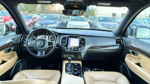 2016 Volvo XC90 T6 Momentum