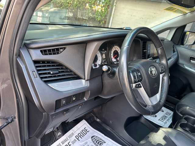 2017 Toyota Sienna SE Premium 8-Passenger