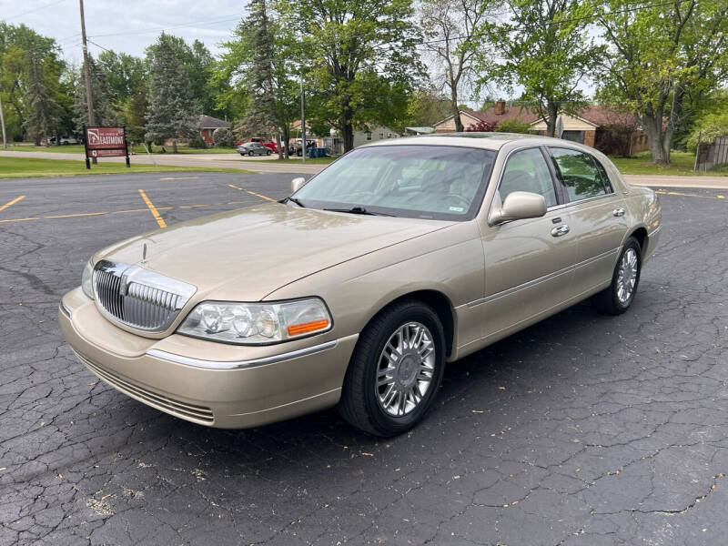 2006 Lincoln Town Car for sale at Dittmar Auto Dealer LLC in Dayton OH