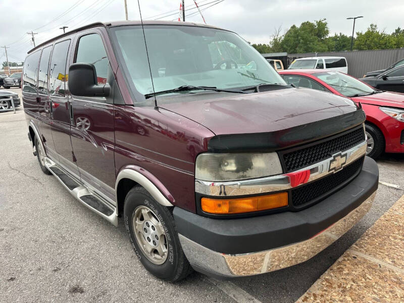 2004 Chevrolet Express Base's photo