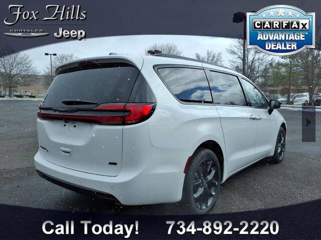 2026 Chrysler Pacifica Select