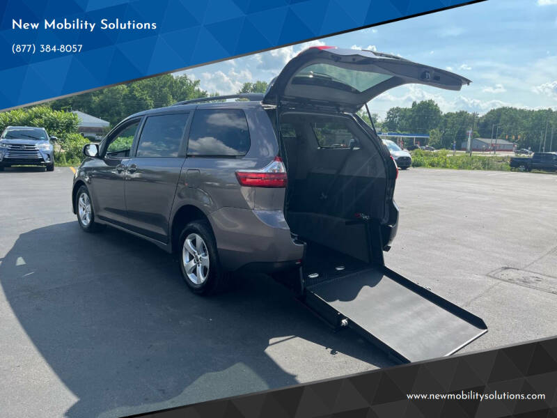 2020 Toyota Sienna LE's photo