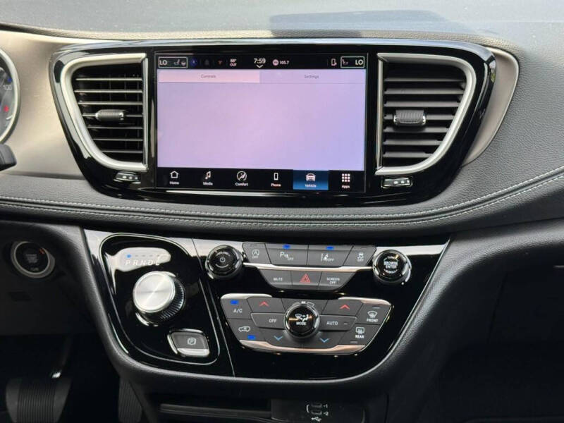 2027 Chrysler Pacifica Select