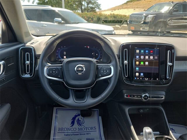 2023 Volvo XC40 B5 Plus Dark Theme