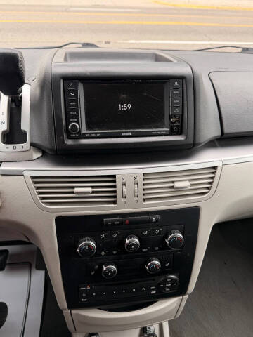 2011 Volkswagen Routan SE
