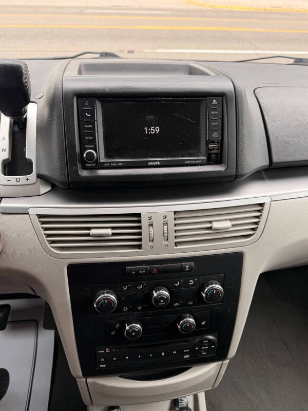 2011 Volkswagen Routan SE