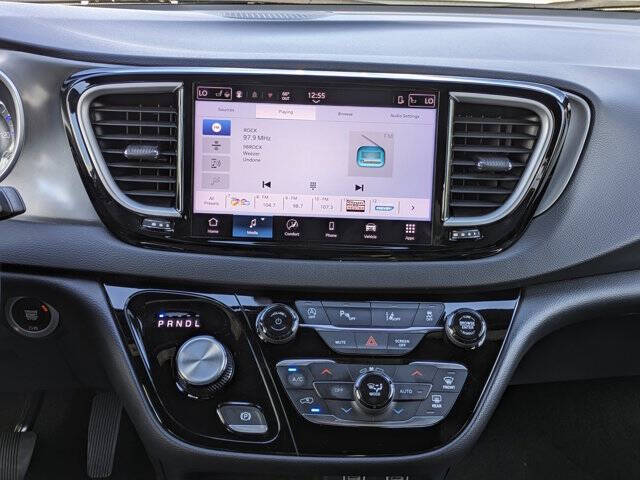 2025 Chrysler Voyager LX