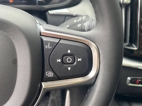 2024 Volvo XC60 B5 Core Dark Theme