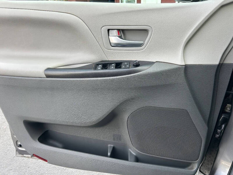 2018 Toyota Sienna LE 7-Passenger Auto Access Seat