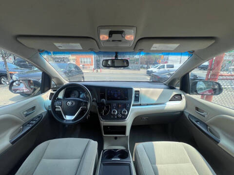 2015 Toyota Sienna LE 8-Passenger