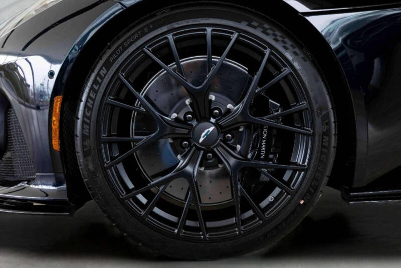 2025 Aston Martin DB12 V8