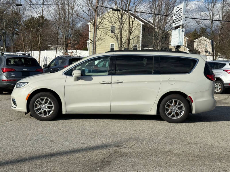 2021 Chrysler Pacifica Touring photo 9