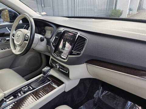 2016 Volvo XC90 T6 Momentum