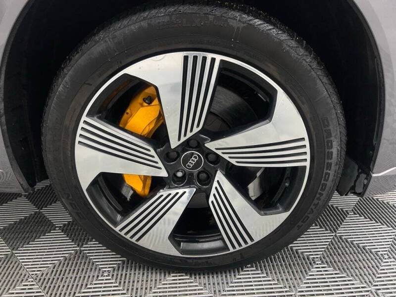 2022 Audi e-tron quattro Premium Plus