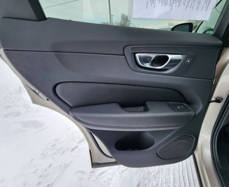 2025 Volvo XC60 B5 Core Dark Theme