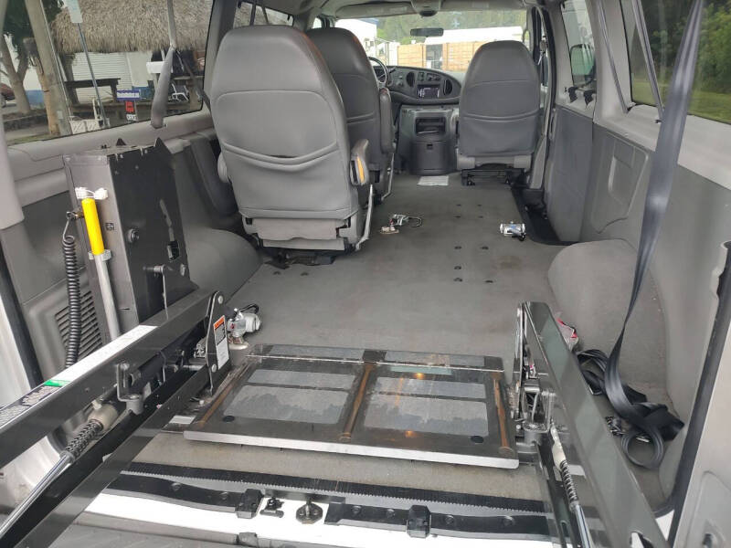 2005 Ford E-Series E-150 Chateau